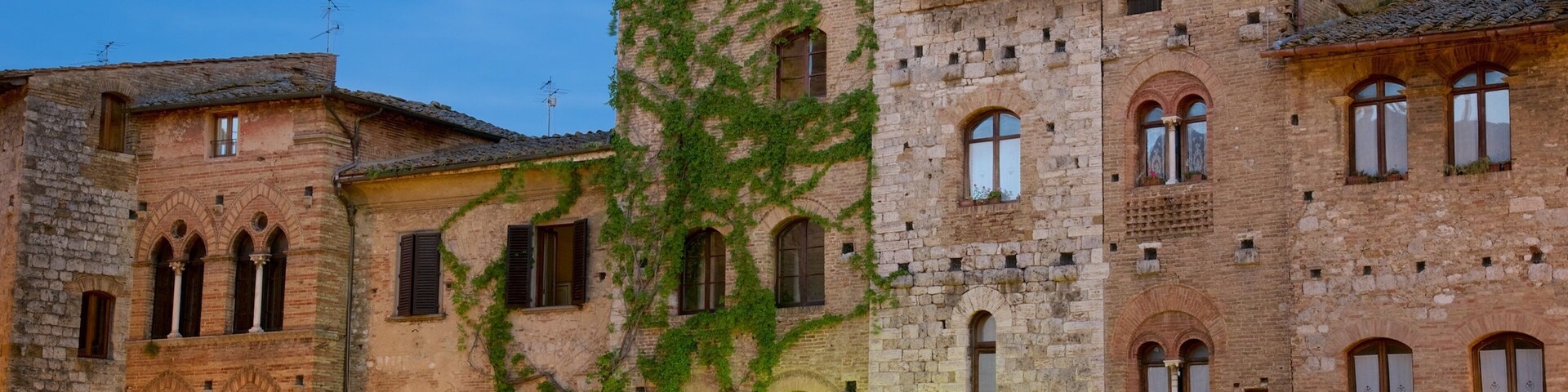 Piazza della Cisterna featuring heritage architecture