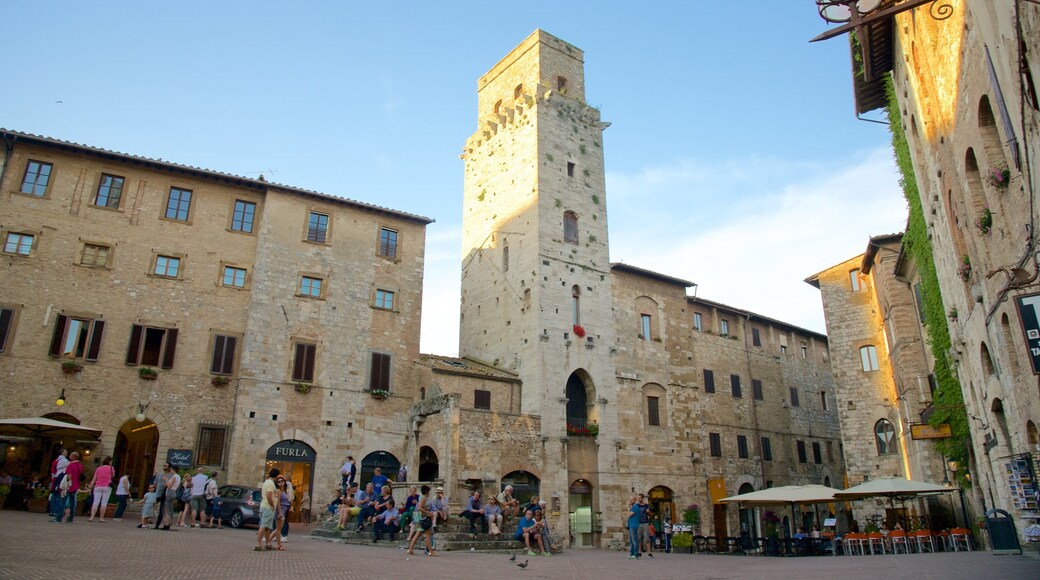 Piazza della Cisterna presenterar historisk arkitektur, ett torg och en stad