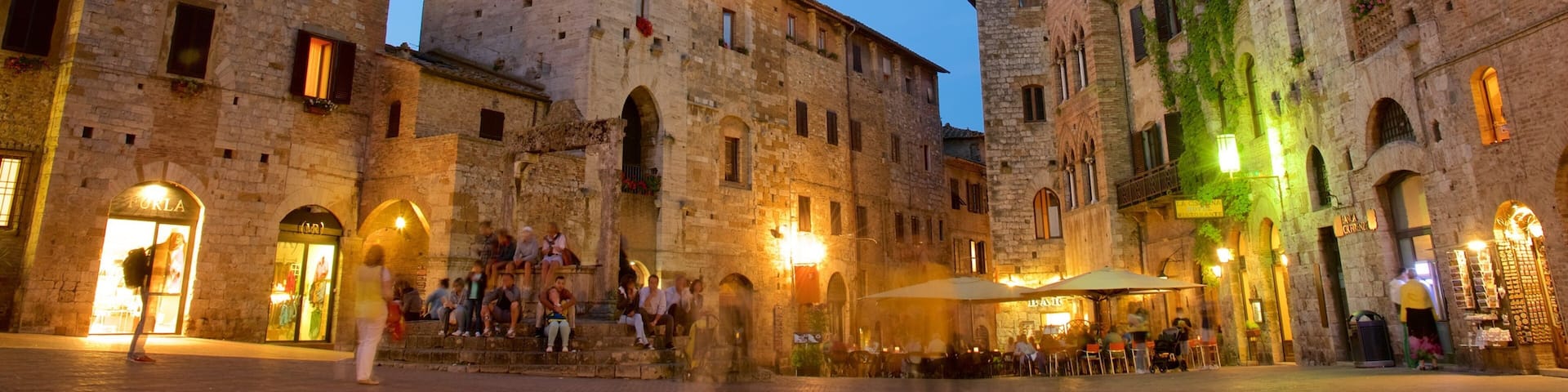 Piazza della Cisterna das einen Restaurants und Lokale, Café-Szenerien und bei Nacht