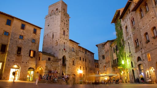 Piazza della Cisterna som viser natteliv, spise ude og caféliv