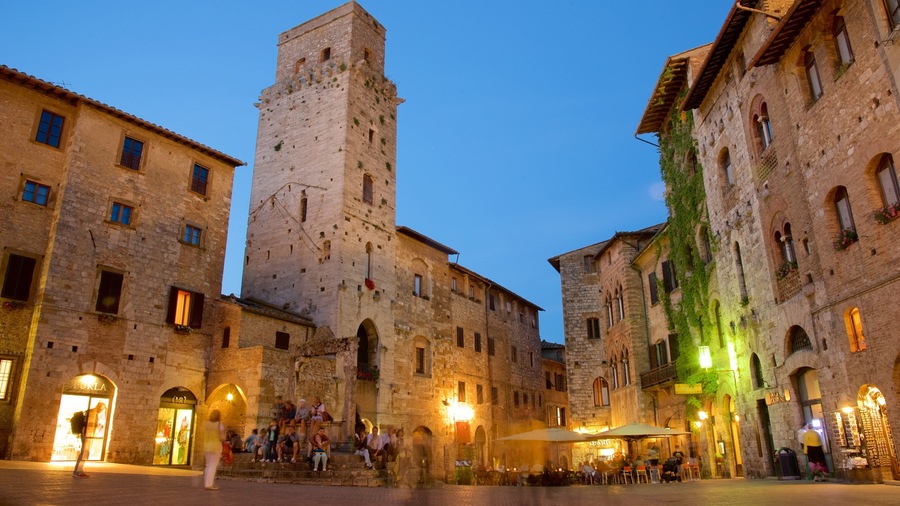 Piazza della Cisterna showing night scenes, heritage architecture and dining out