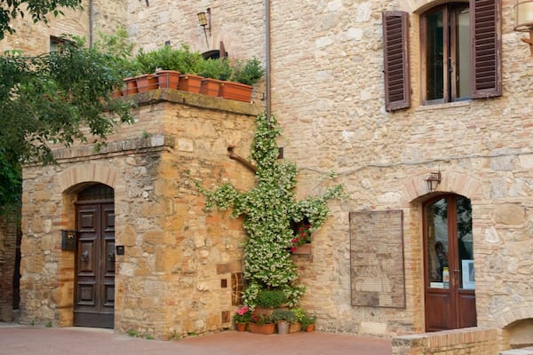 Piazza delle Erbe welches beinhaltet historische Architektur