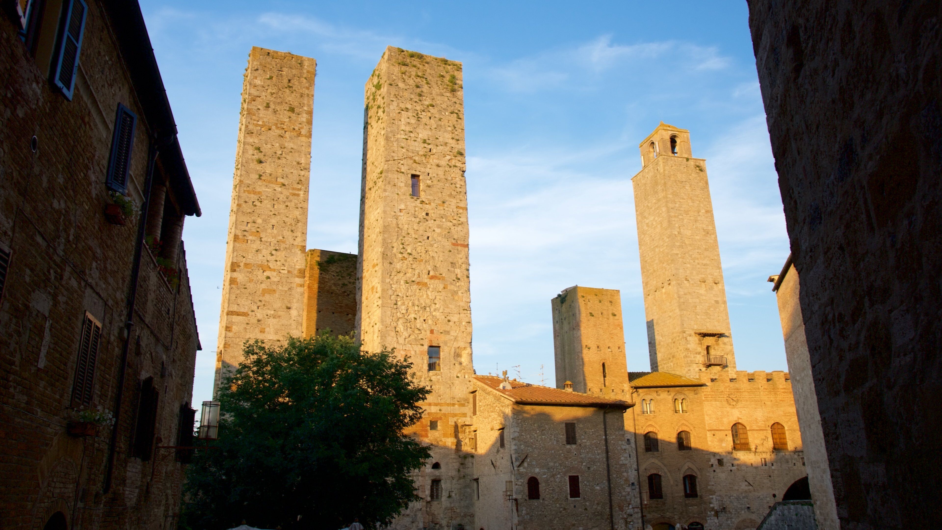 Piazza delle Erbe showing heritage architecture