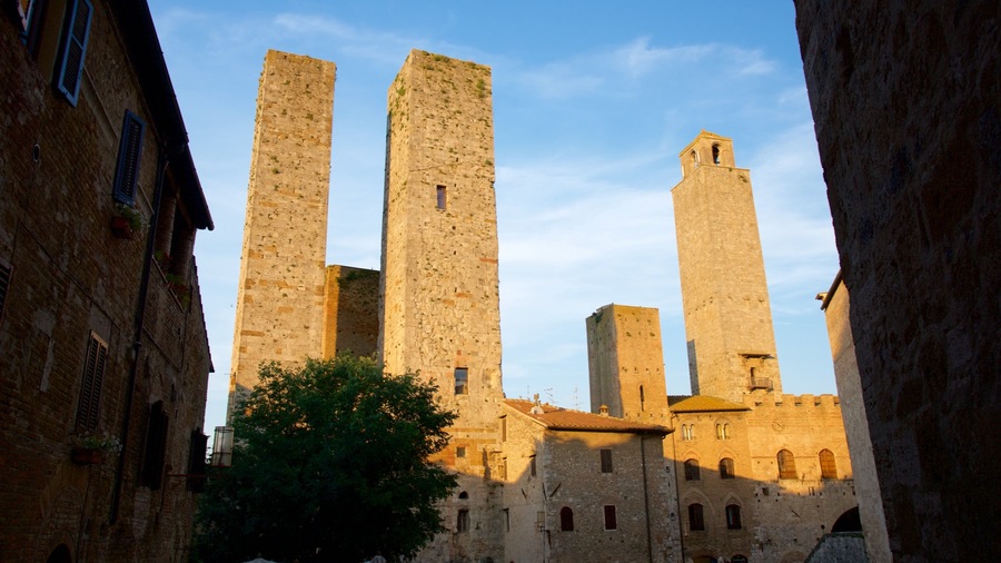 Piazza delle Erbe ofreciendo arquitectura patrimonial