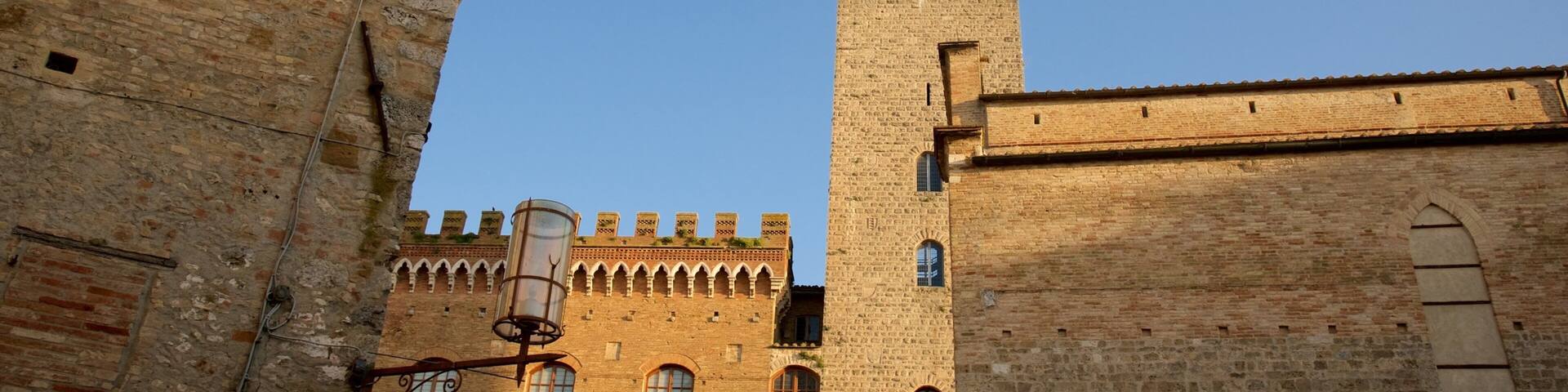 Piazza Duomo showing château or palace