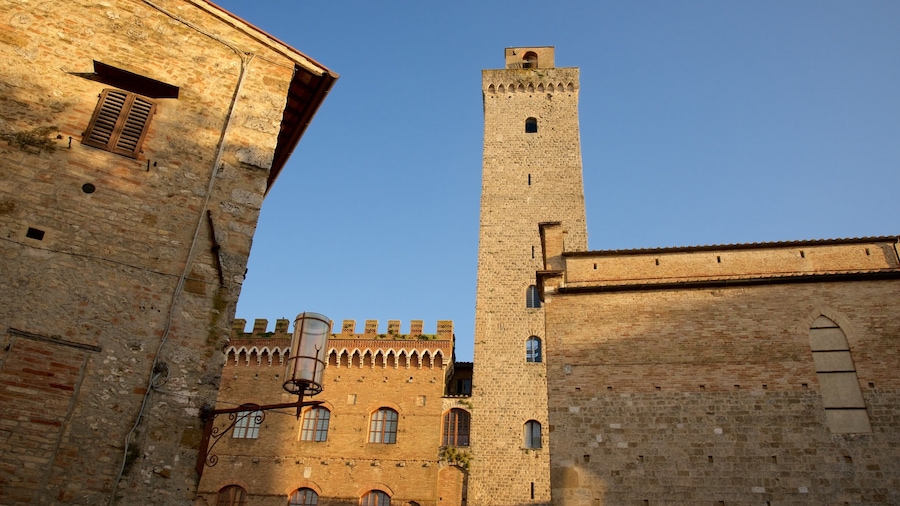 Piazza Duomo showing a castle