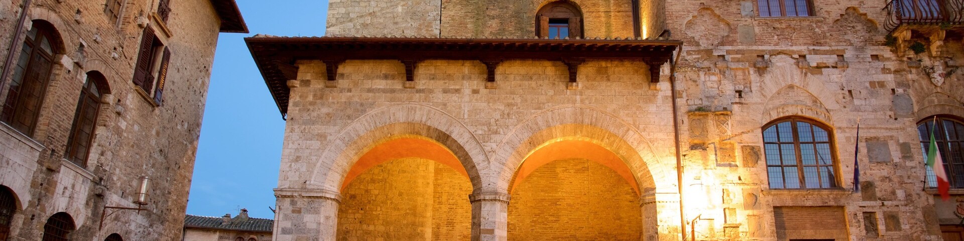 Piazza Duomo mostrando arquitetura de patrimônio e cenas noturnas