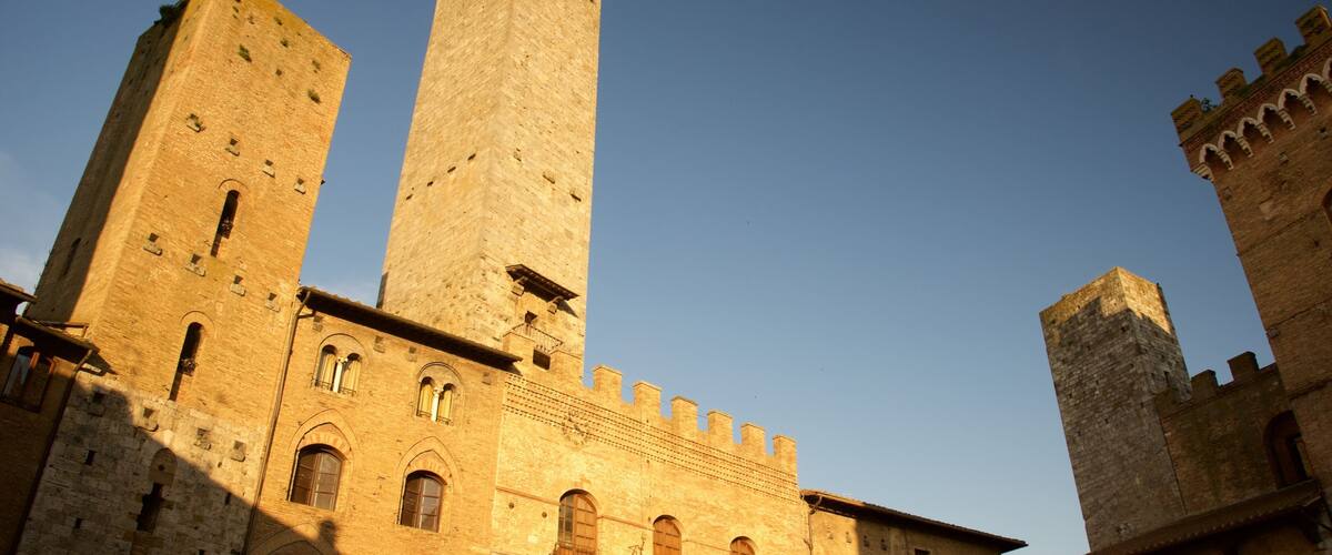 Piazza Duomo showing chateau or palace