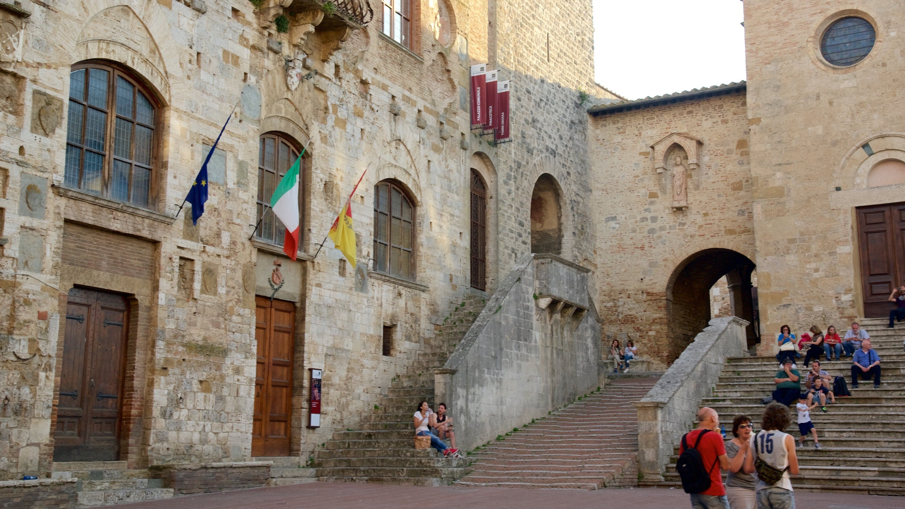 Piazza Duomo fasiliteter samt historisk arkitektur i tillegg til en liten gruppe med mennesker