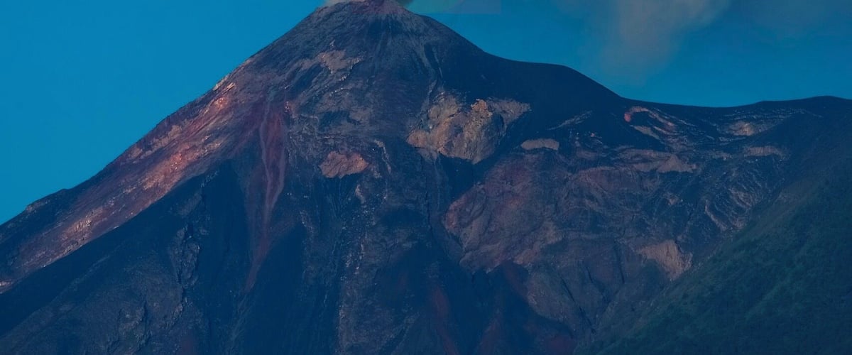 Vue du volcan de Fuego depuis le toît de ma maison à Antigua