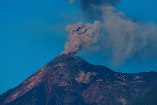 Vue du volcan de Fuego depuis le toĂźt de ma maison Ă Antigua