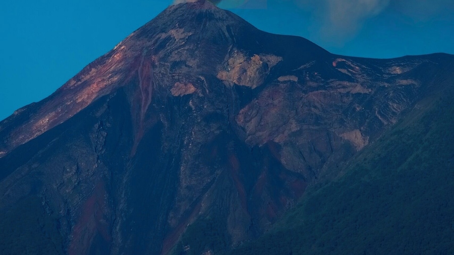 Vue du volcan de Fuego depuis le toît de ma maison à Antigua
