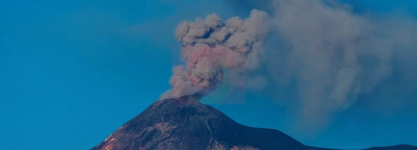 Vue du volcan de Fuego depuis le toît de ma maison à Antigua