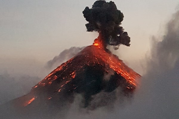 En vulkan udbrud med lava, der flyder ned ad siden.
