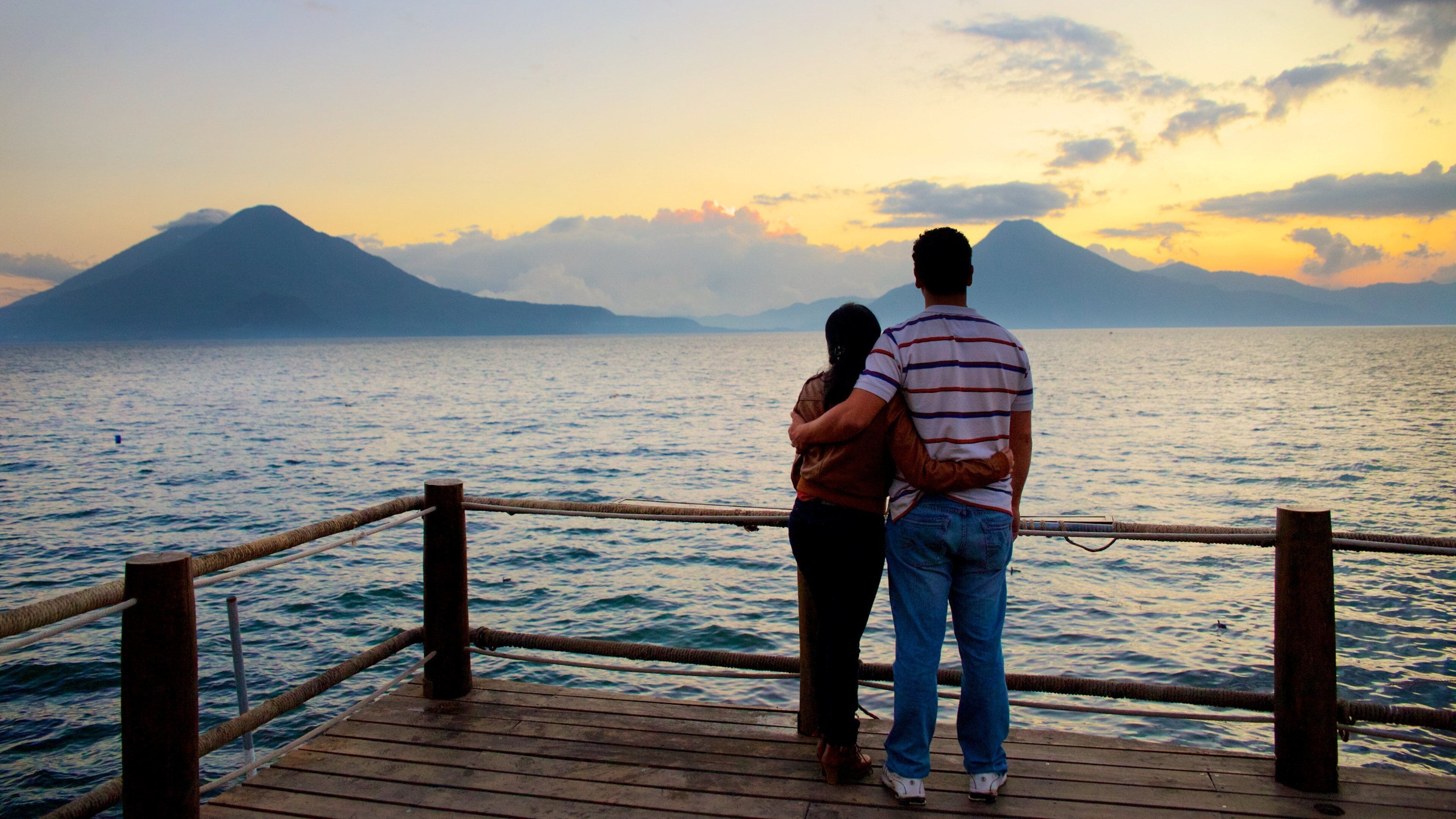 Atitlan-vulkanen fasiliteter samt fjell, kyst og solnedgang
