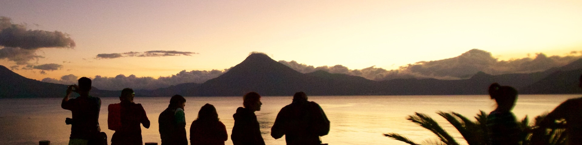 聖佩德羅火山 呈现出 綜覽海岸風景 和 夕陽 以及 一小群人