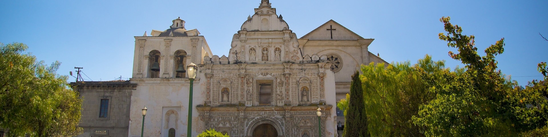 Catedral de Quetzaltenango que incluye una plaza y una iglesia o catedral