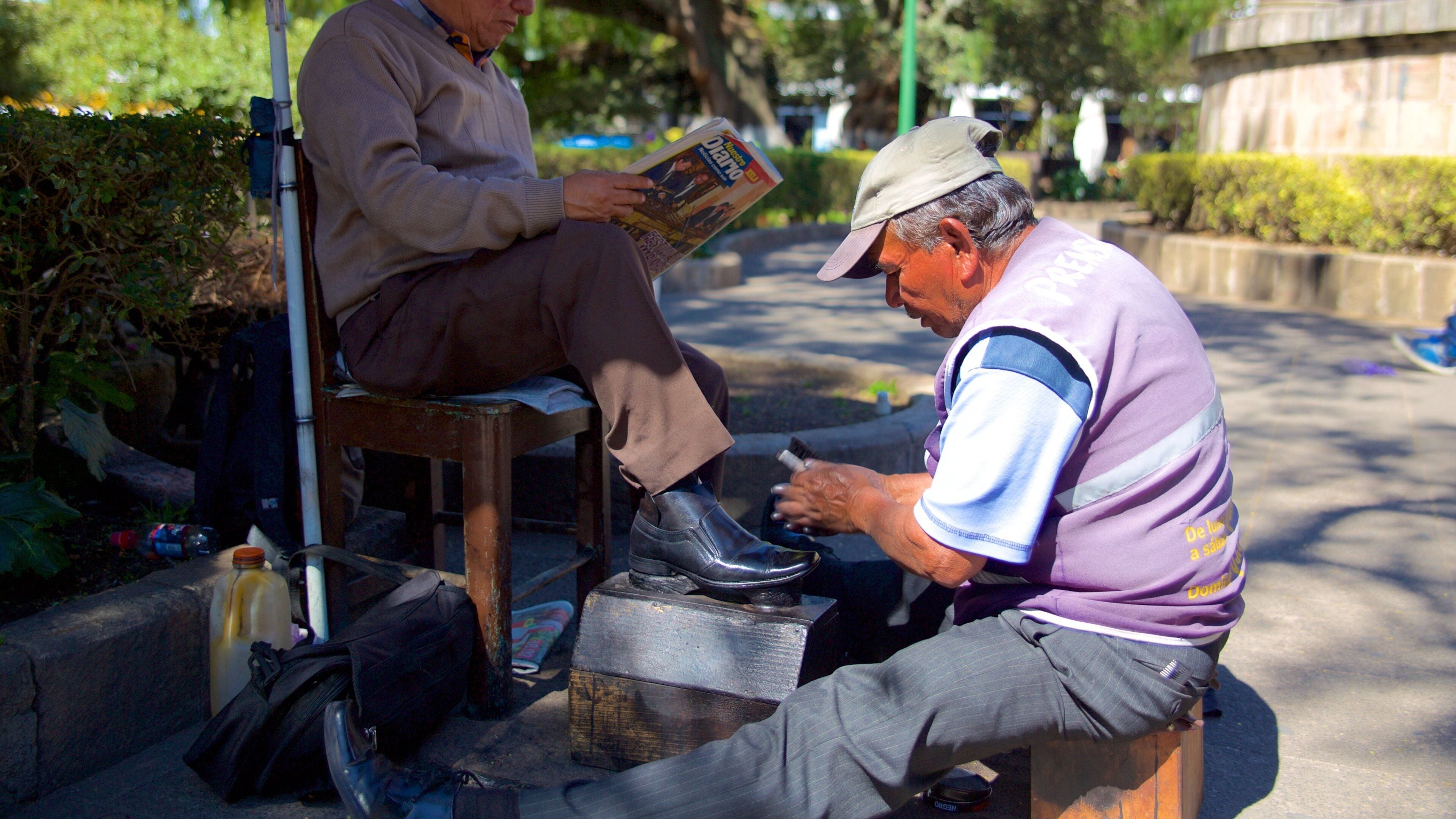 케트살테낭고 중앙공원 을 보여주는 광장 뿐만 아니라 소규모 사람들