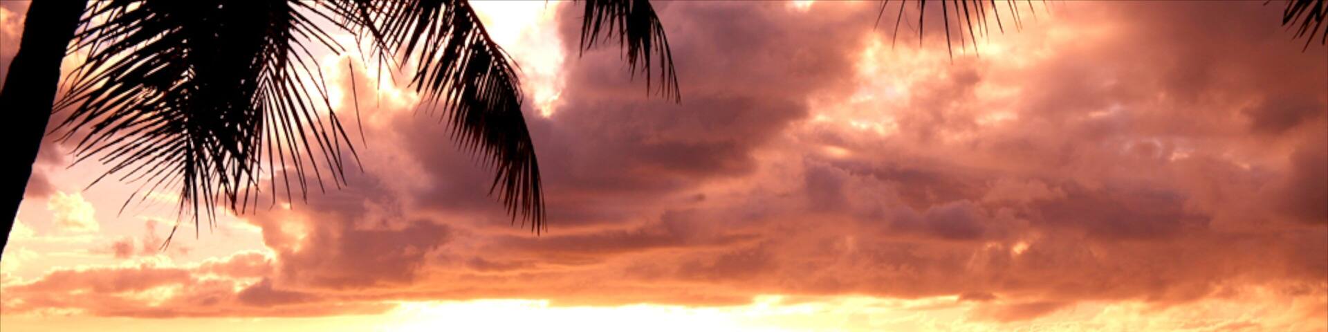 Tumon Beach welches beinhaltet Sonnenuntergang und Strand sowie einzelner Mann