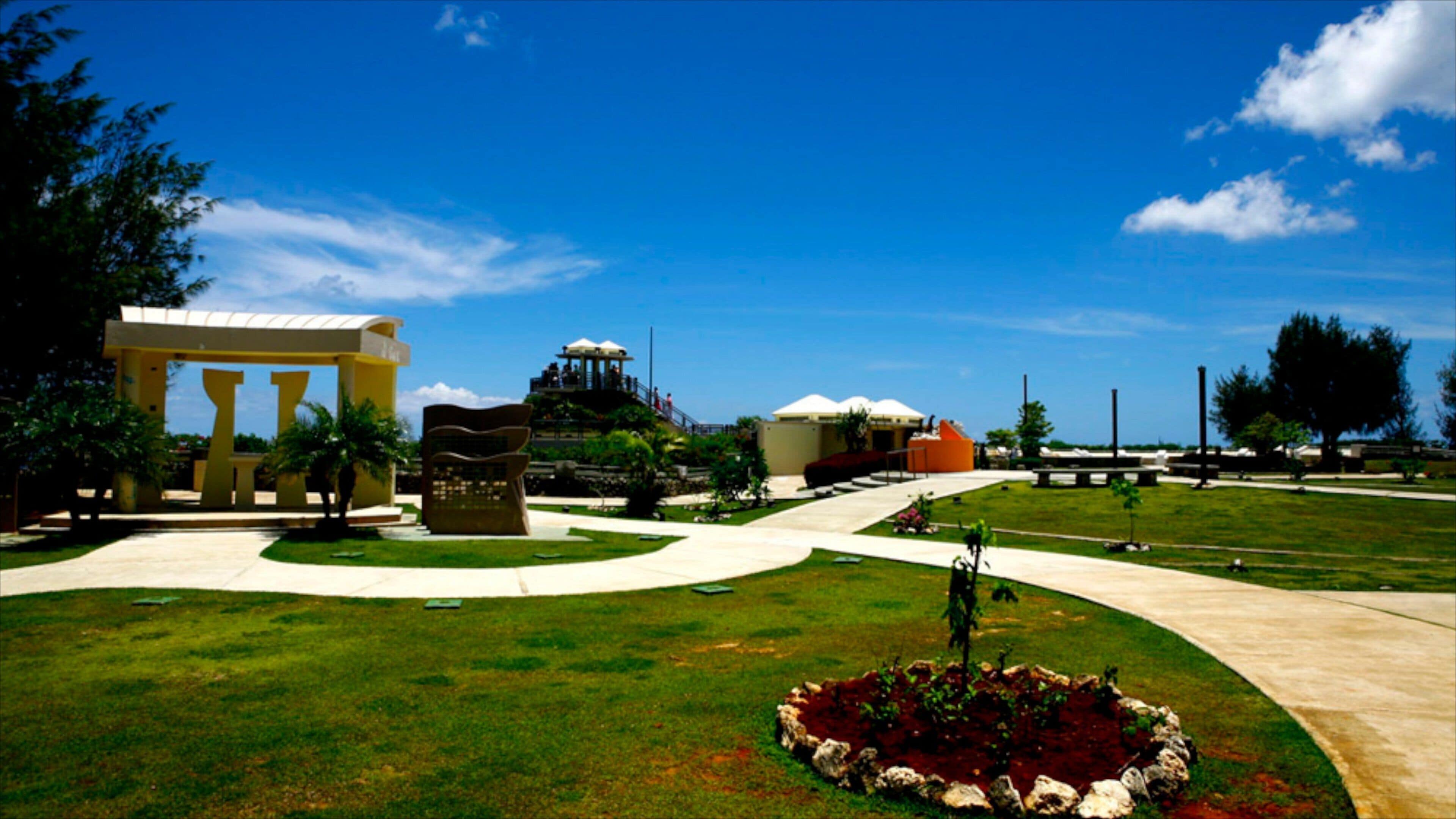 Two Lovers Point featuring a garden