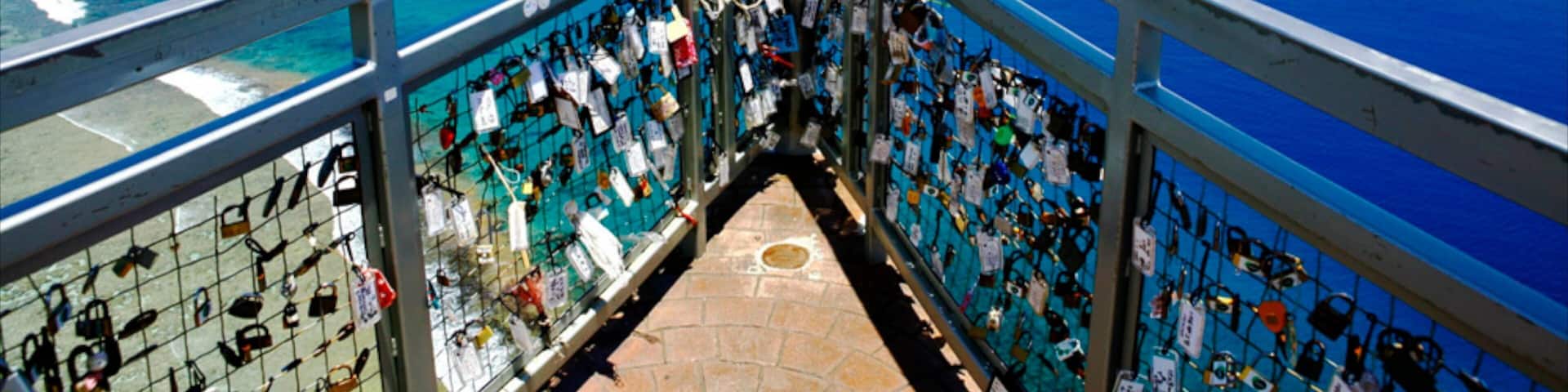 Two Lovers Point which includes views and general coastal views