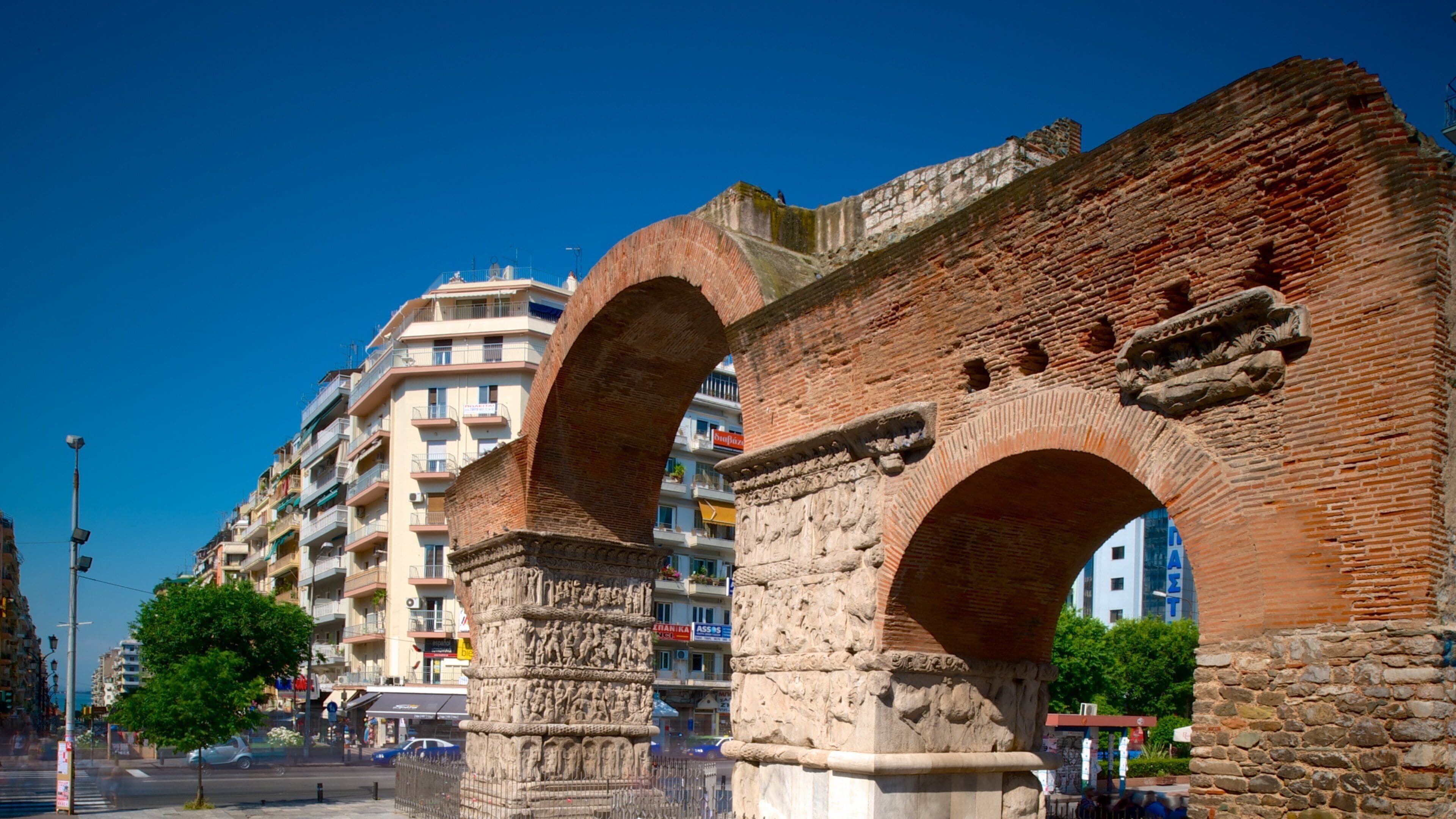 Arch of Galerius showing a ruin, street scenes and heritage architecture