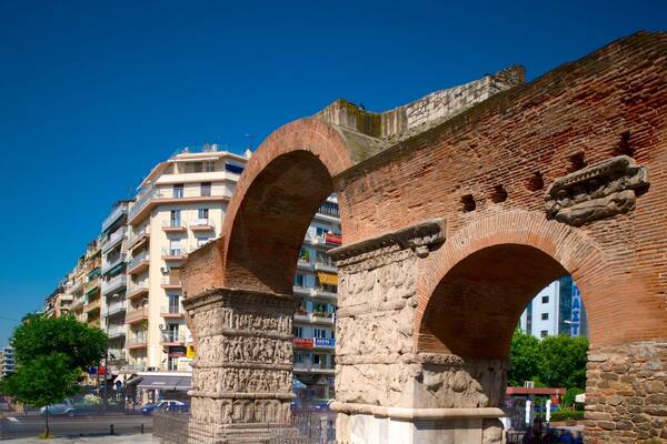 Arco de Galerius que incluye patrimonio de arquitectura, escenas urbanas y ruinas de edificios