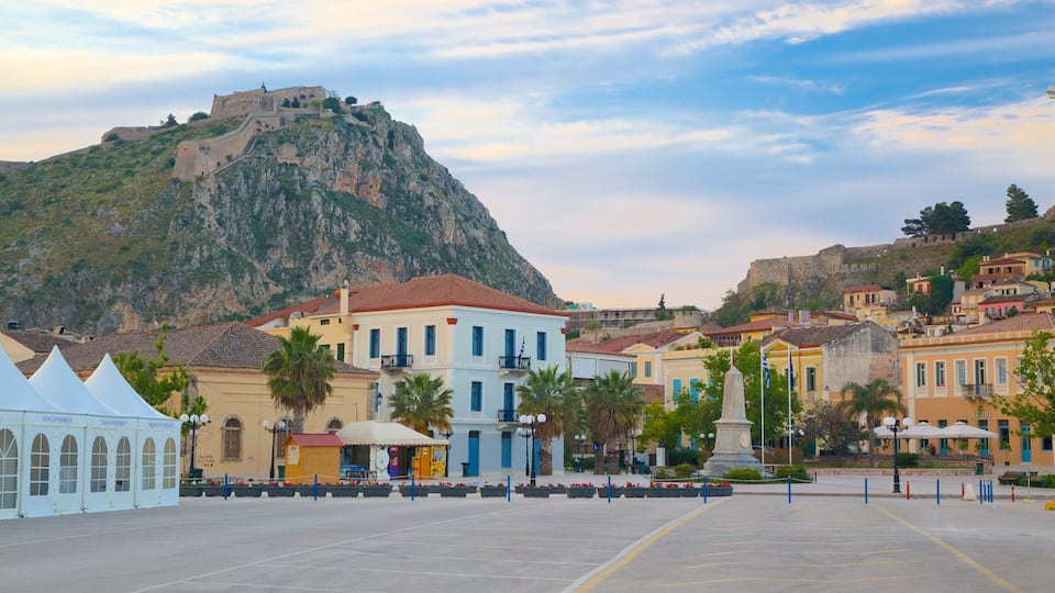 Un pueblo histórico con una colina destacada y fortificaciones.