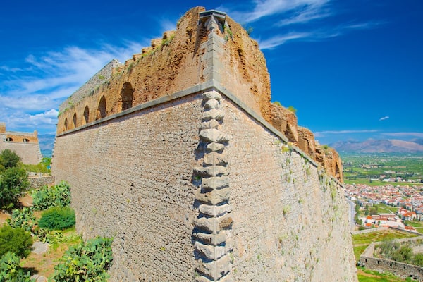 Festung Palamidi das einen Gebäuderuinen