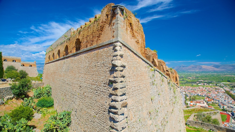 Forteresse PalamĂšde mettant en vedette bĂątiments en ruines
