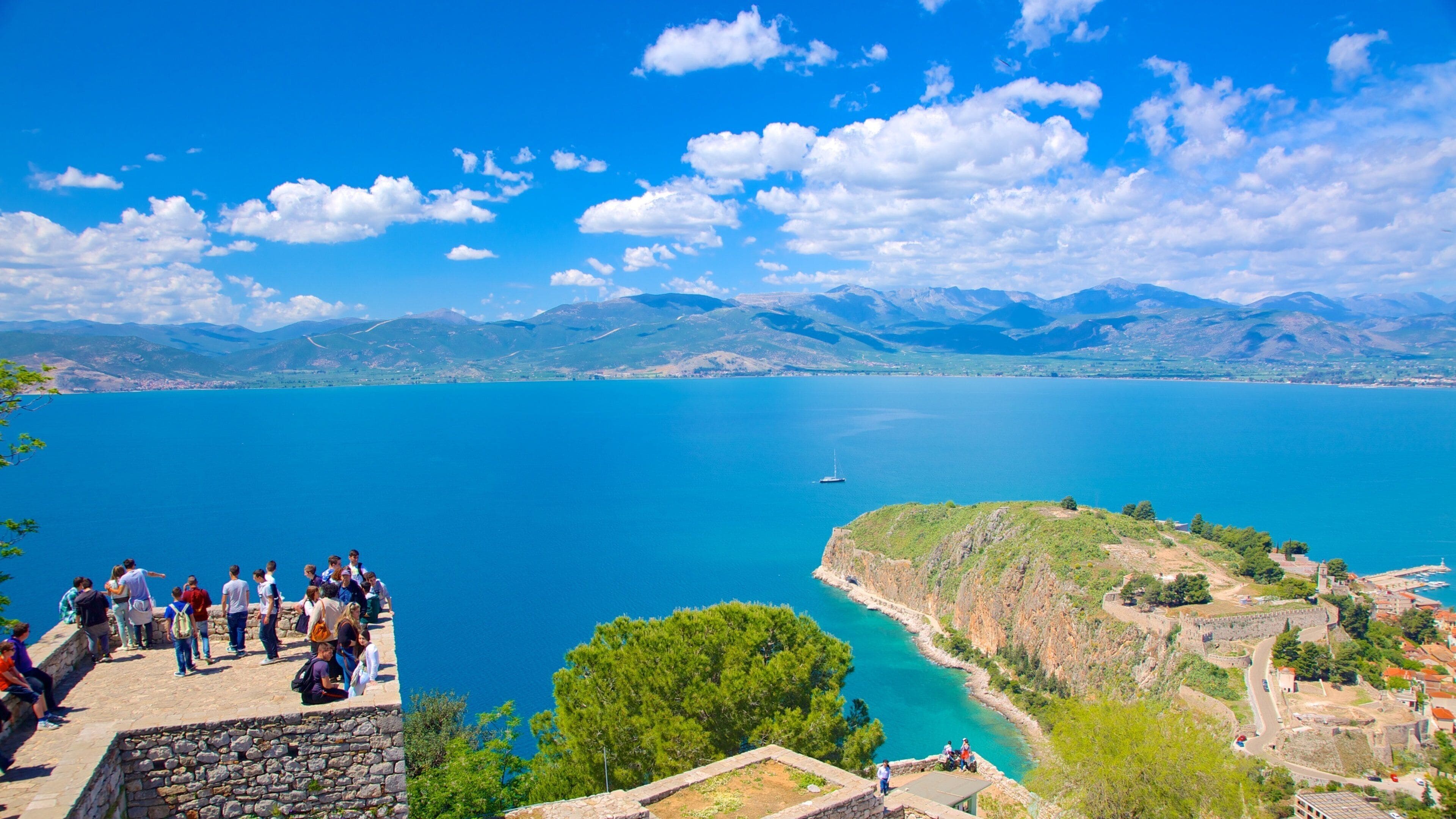 Fortaleza de Palamidi ofreciendo vista general a la costa y vista