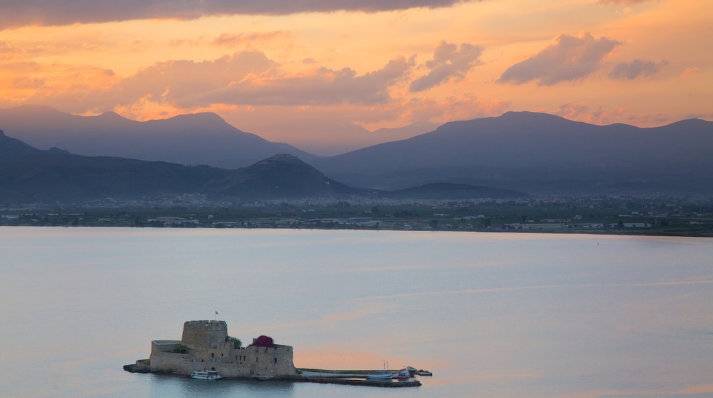 Castelo de Bourtzi caracterizando um pĂŽr do sol, um castelo e montanhas