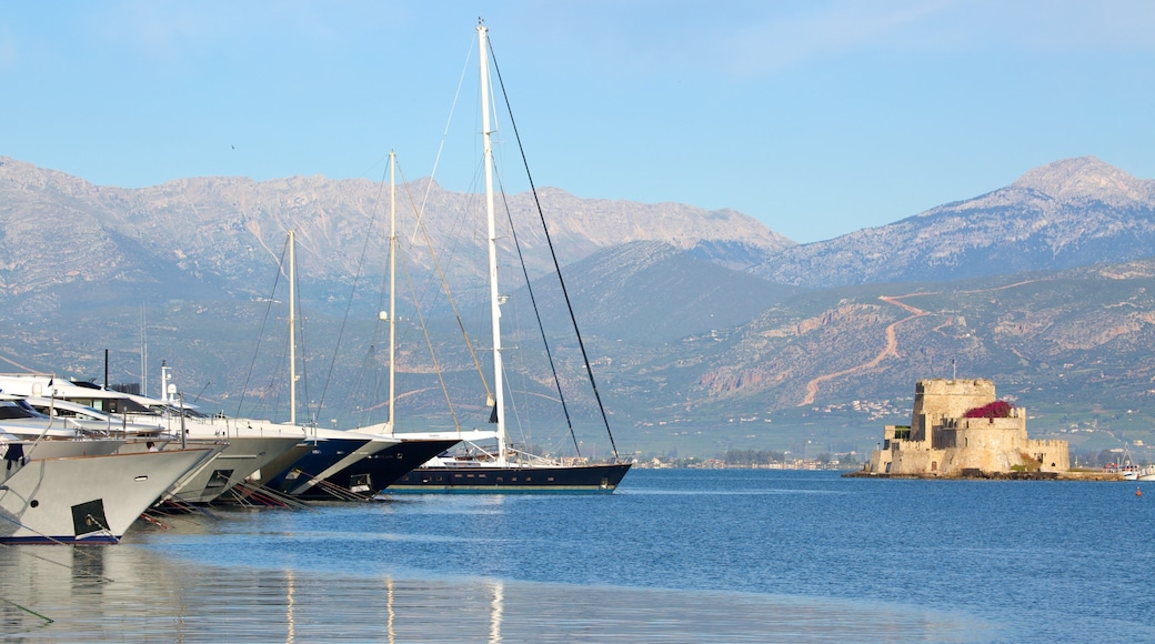 Castelo de Bourtzi que inclui montanhas, uma cidade litorĂąnea e arquitetura de patrimĂŽnio