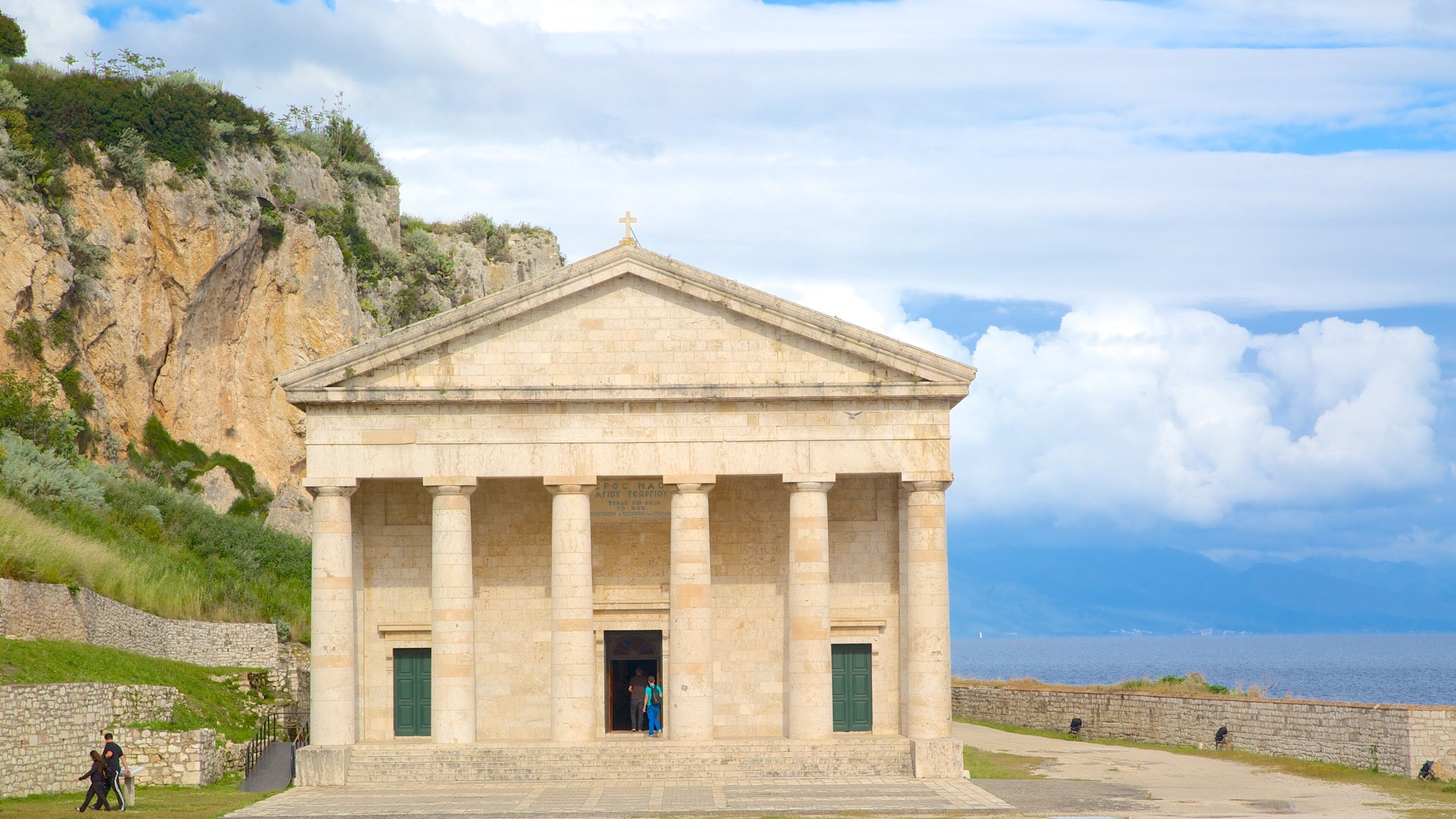 ป้อมเก่า ซึ่งรวมถึง โบสถ์หรือวิหาร และ มรดกทางสถาปัตยกรรม