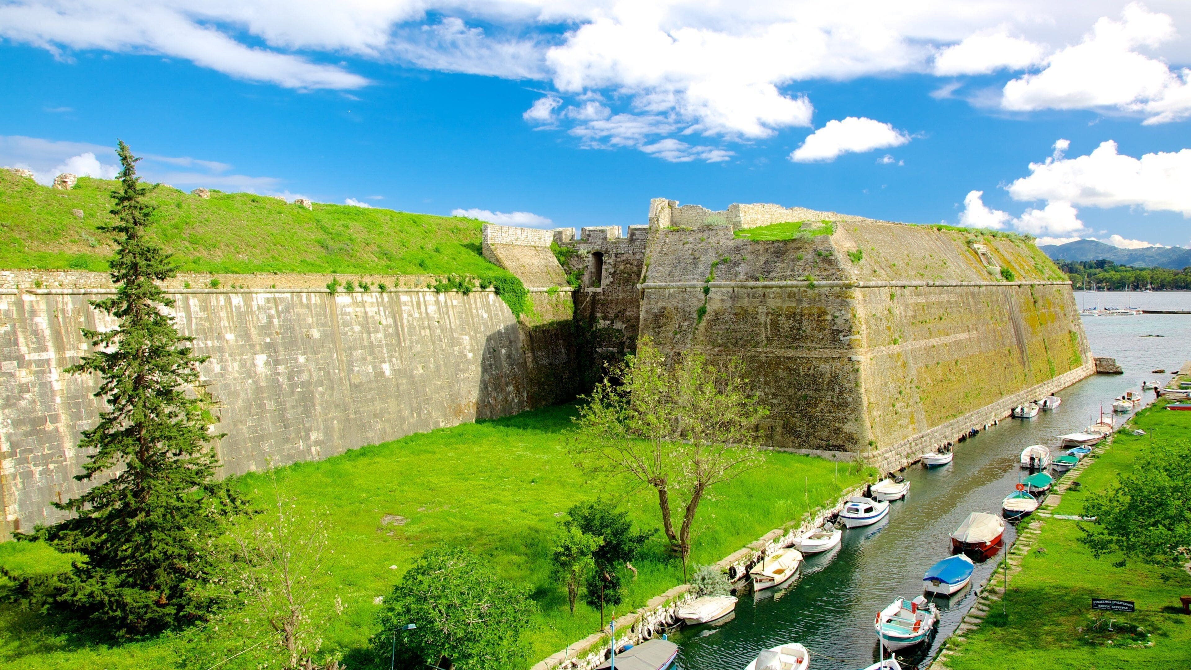 Antigua Fortaleza ofreciendo arquitectura patrimonial y un río o arroyo