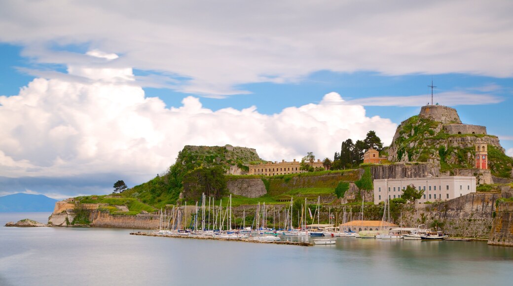 Vieille forteresse qui includes architecture patrimoniale et une baie ou un port