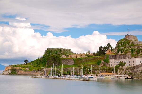 Antigua Fortaleza que incluye patrimonio de arquitectura y una bahía o puerto
