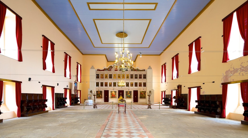 Gamla fÀstningen som inkluderar historisk arkitektur och interiörer