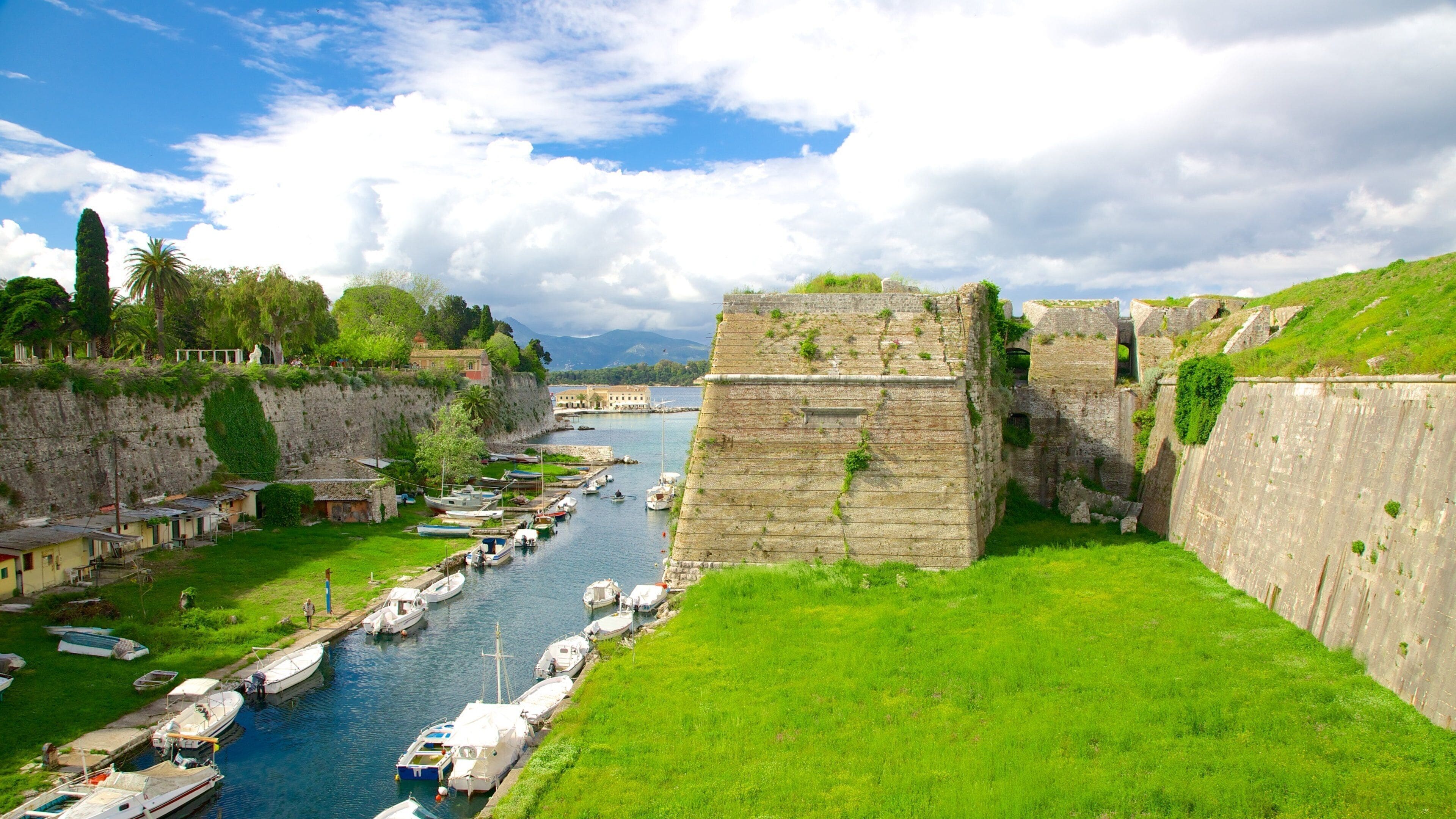 Den gamle festningen som inkluderer elv eller bekk og historisk arkitektur