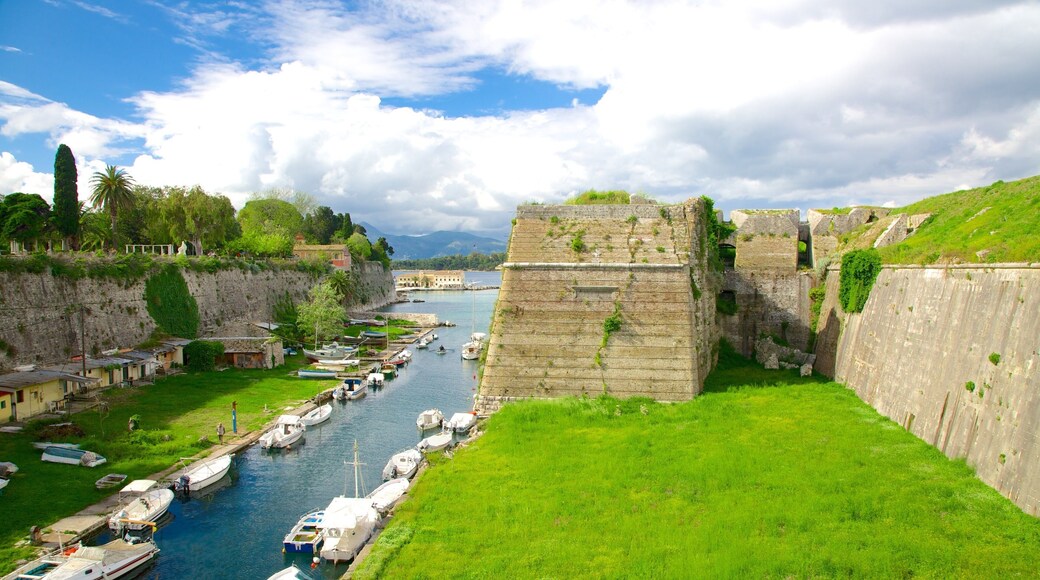 Den gamle festningen som inkluderer elv eller bekk og historisk arkitektur