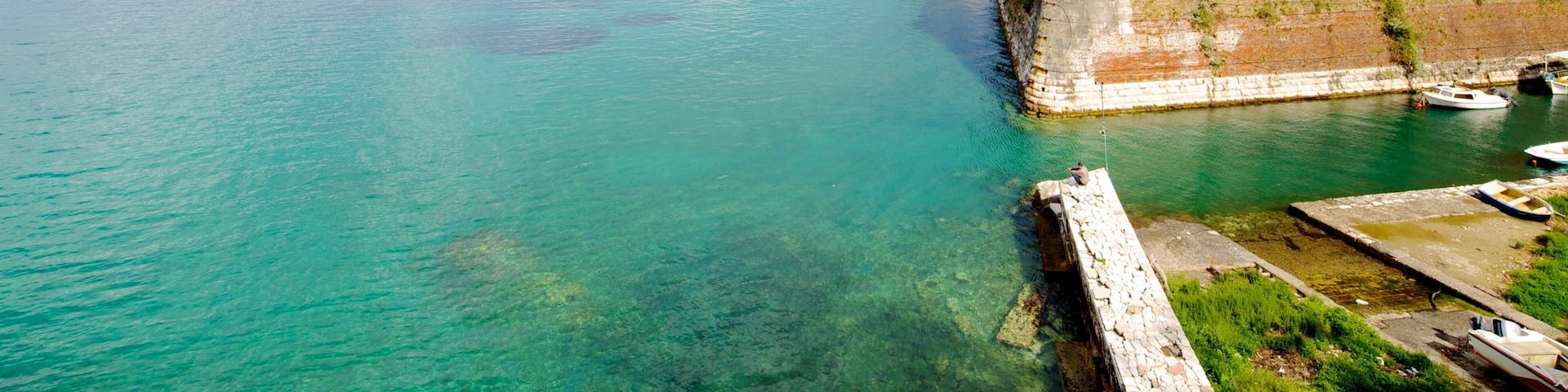 Vanha linnoitus johon kuuluu yleiset rantanäkymät