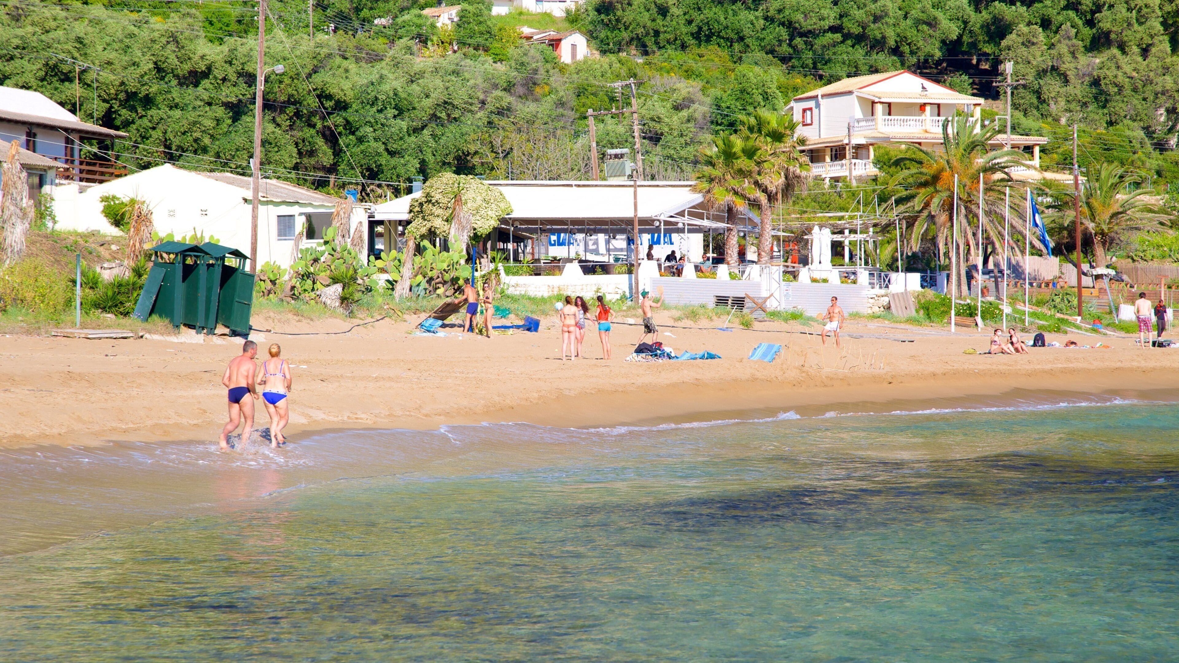 Plage de Pelekas qui includes ville côtière, plage de sable et baignade