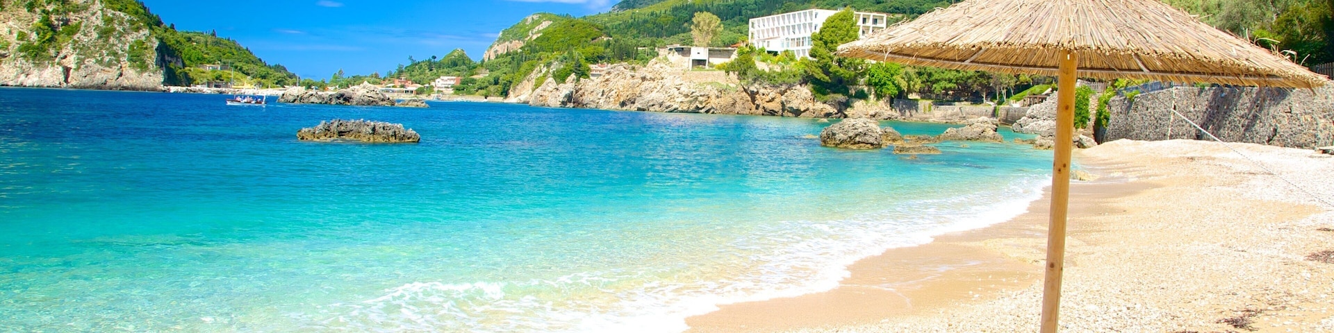Praia de Paleokastritsa caracterizando uma praia de pedras