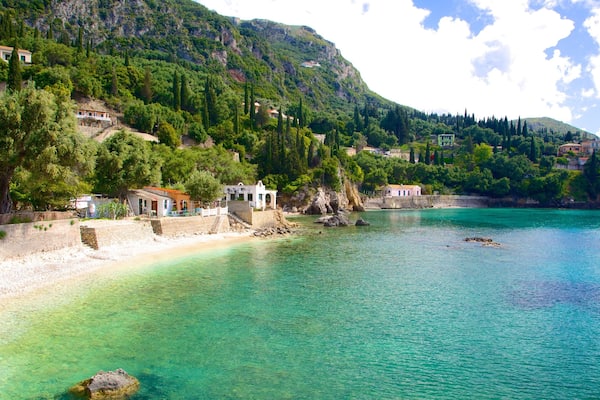 Strand von Paleokastritsa welches beinhaltet allgemeine KĂŒstenansicht