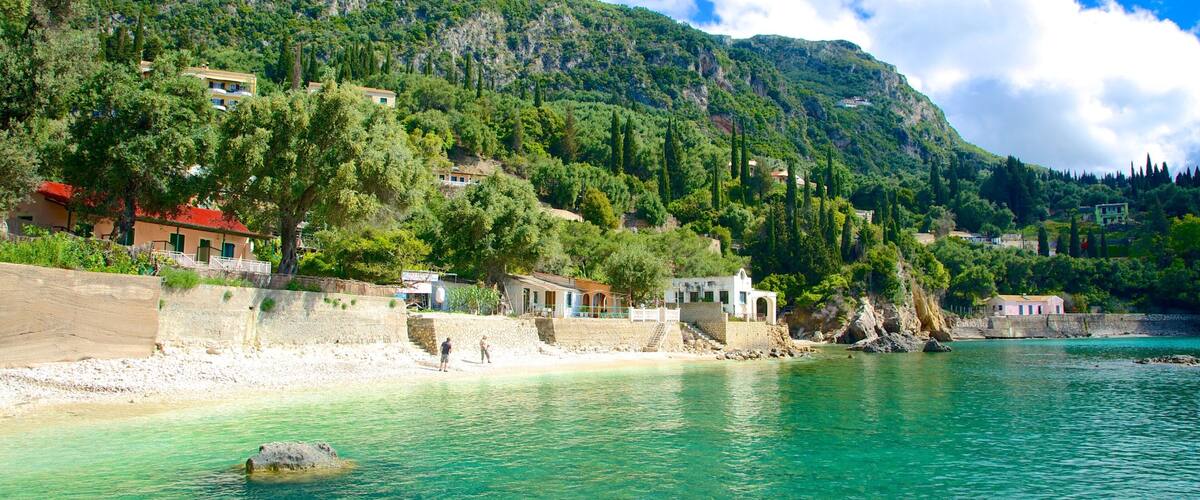 Strand van Paleokastritsa inclusief algemene kustgezichten