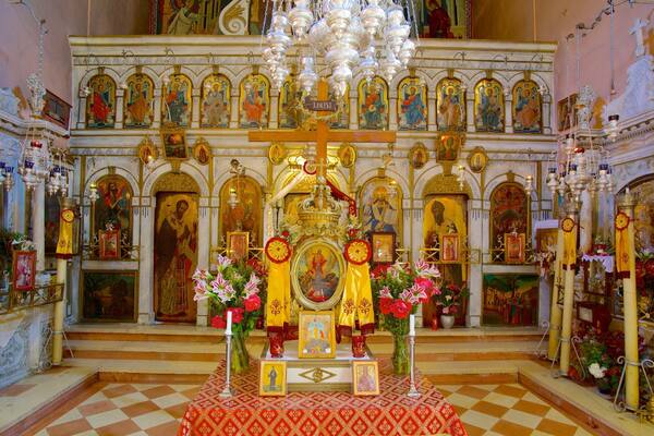Monasterio de Paleokastritsa mostrando vistas interiores, elementos religiosos y patrimonio de arquitectura