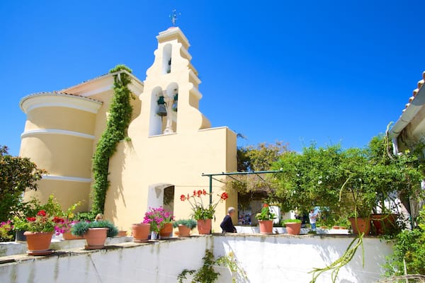 Monasterio de Paleokastritsa mostrando una iglesia o catedral y elementos religiosos