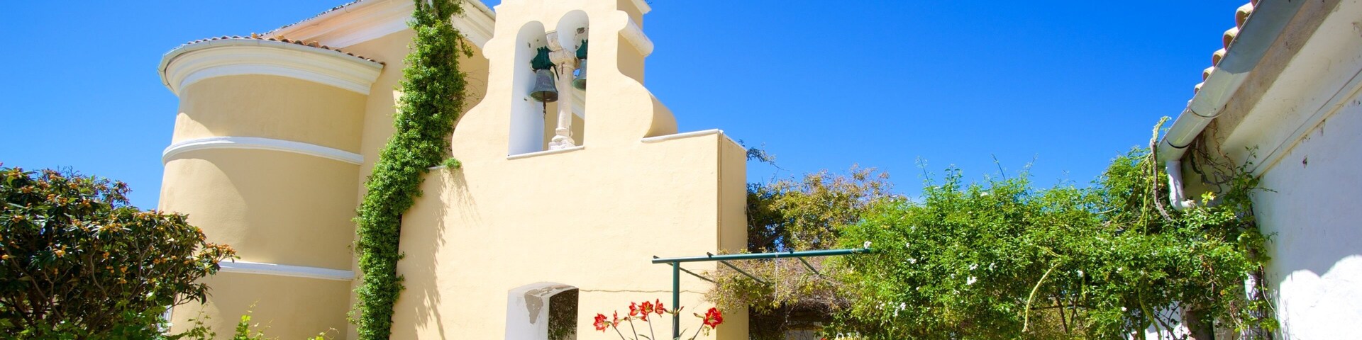 Monasterio de Paleokastritsa mostrando una iglesia o catedral y elementos religiosos