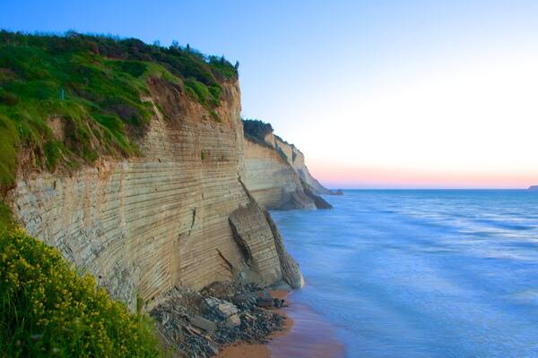 Plage de Sunset mettant en vedette coucher de soleil et cĂŽte rocheuse