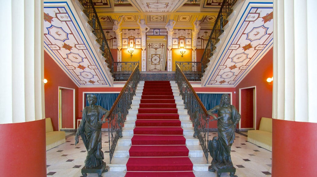 아킬레이온 을 보여주는 동상 또는 조각상, 궁전 또는 고성 과 실내 전경